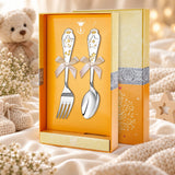 Kinderbesteck Sterne 925 Silber vergoldet — Pur 2-tlg in der Original-Geschenkbox — Lifestyle-Aufnahme auf cremefarbenem Satin mit Plüschtier und Schleierkraut, Geschenk zur Geburt