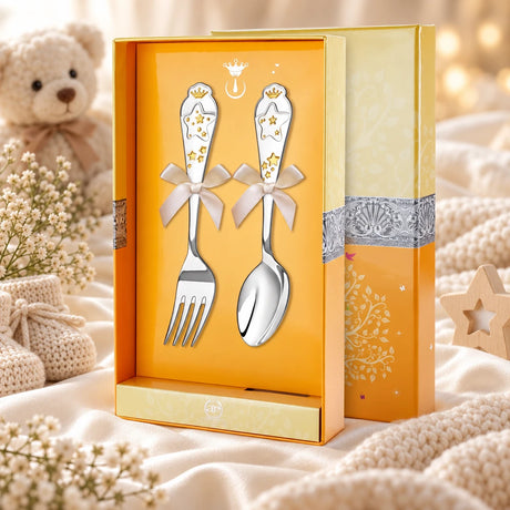 Kinderbesteck Sterne 925 Silber vergoldet — Pur 2-tlg in der Original-Geschenkbox — Lifestyle-Aufnahme auf cremefarbenem Satin mit Plüschtier und Schleierkraut, Geschenk zur Geburt