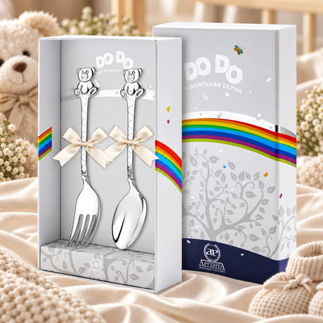 Kinderbesteck 925 Silber DoDo-Bär, Löffel und Gabel mit Teddybär-Figur – Lifestyle-Aufnahme, Taufgeschenk