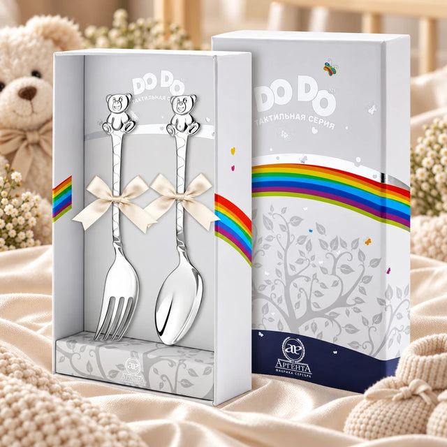 Kinderbesteck 925 Silber DoDo-Bär, Löffel und Gabel mit Teddybär-Figur – Lifestyle-Aufnahme, Taufgeschenk