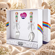 Kinderbesteck Set 925 Silber Mascha in der Original-Geschenkbox — Lifestyle-Aufnahme auf cremefarbenem Satin mit Plüschtier und Schleierkraut, Geschenk zur Geburt