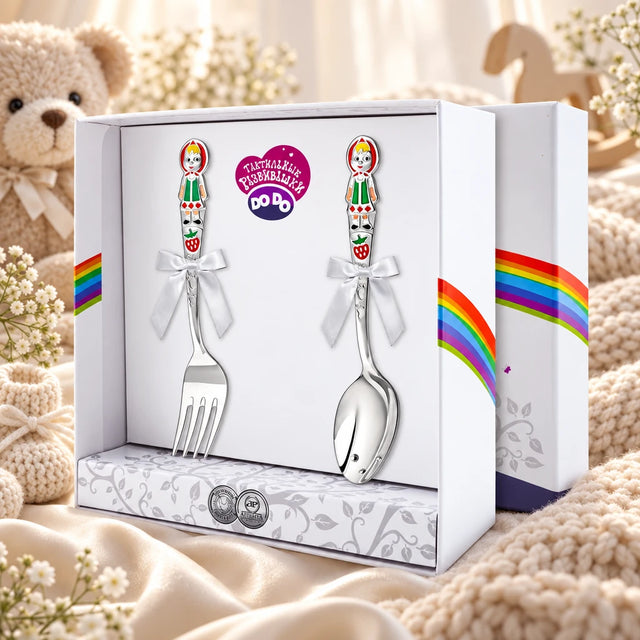 Kinderbesteck Set 925 Silber Mascha in der Original-Geschenkbox — Lifestyle-Aufnahme auf cremefarbenem Satin mit Plüschtier und Schleierkraut, Geschenk zur Geburt