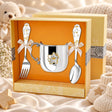 Kinderbesteck Sterne 925 Silber vergoldet — Pur 3-tlg mit Becher in der Original-Geschenkbox — Lifestyle-Aufnahme auf cremefarbenem Satin mit Plüschtier und Schleierkraut, Geschenk zur Geburt