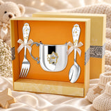 Kinderbesteck Sterne 925 Silber vergoldet — Pur 3-tlg mit Becher in der Original-Geschenkbox — Lifestyle-Aufnahme auf cremefarbenem Satin mit Plüschtier und Schleierkraut, Geschenk zur Geburt