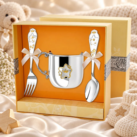 Kinderbesteck Sterne 925 Silber vergoldet — Pur 3-tlg mit Becher in der Original-Geschenkbox — Lifestyle-Aufnahme auf cremefarbenem Satin mit Plüschtier und Schleierkraut, Geschenk zur Geburt