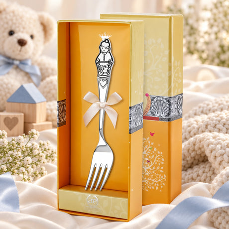 Kindergabel 925 Silber Jungen-Motiv in der Geschenkbox — Lifestyle-Setting, Geschenk zur Geburt und Taufe