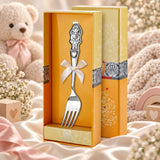 Kindergabel 925 Silber Mädchen-Motiv in der Geschenkbox — Lifestyle-Setting, Geschenk zur Geburt und Taufe
