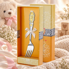Kindergabel 925 Silber Mädchen-Motiv vergoldet in der Geschenkbox — Lifestyle-Setting, Geschenk zur Geburt und Taufe