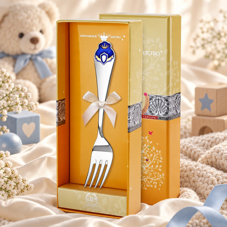Kindergabel 925 Silber Prinzen-Wappen aus Emaille in der Geschenkbox — Lifestyle-Setting, Geschenk zur Geburt und Taufe