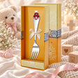 Kindergabel 925 Silber Prinzessinnen-Wappen aus Emaille in der Geschenkbox — Lifestyle-Setting, Geschenk zur Geburt und Taufe