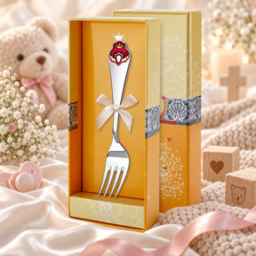 Kindergabel 925 Silber Prinzessinnen-Wappen aus Emaille in der Geschenkbox — Lifestyle-Setting, Geschenk zur Geburt und Taufe