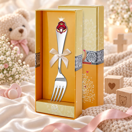 Kindergabel 925 Silber Prinzessinnen-Wappen aus Emaille in der Geschenkbox — Lifestyle-Setting, Geschenk zur Geburt und Taufe