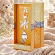 Kindergabel 925 Silber gelb-roter Stern aus Emaille in der Geschenkbox — Lifestyle-Setting, Geschenk zur Geburt und Taufe