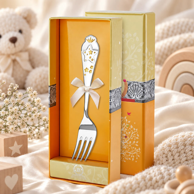Kindergabel 925 Silber goldener Stern in der Geschenkbox — Lifestyle-Setting, Geschenk zur Geburt und Taufe