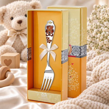 Kindergabel 925 Silber Teddybär aus Emaille in der Geschenkbox — Lifestyle-Setting, Geschenk zur Geburt und Taufe