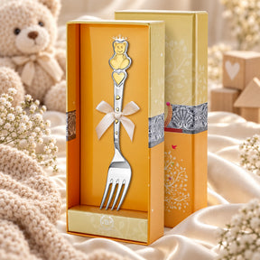 Kindergabel 925 Silber Teddybär vergoldet in der Geschenkbox — Lifestyle-Setting, Geschenk zur Geburt und Taufe