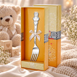 Kindergabel 925 Silber Teddybär mit Herz in der Geschenkbox — Lifestyle-Setting, Geschenk zur Geburt und Taufe