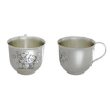 Kinderbecher 925 Silber Niello Teddybär — zwei Ansichten, Front mit Bär-Motiv und Seite mit Henkel, Taufgeschenk