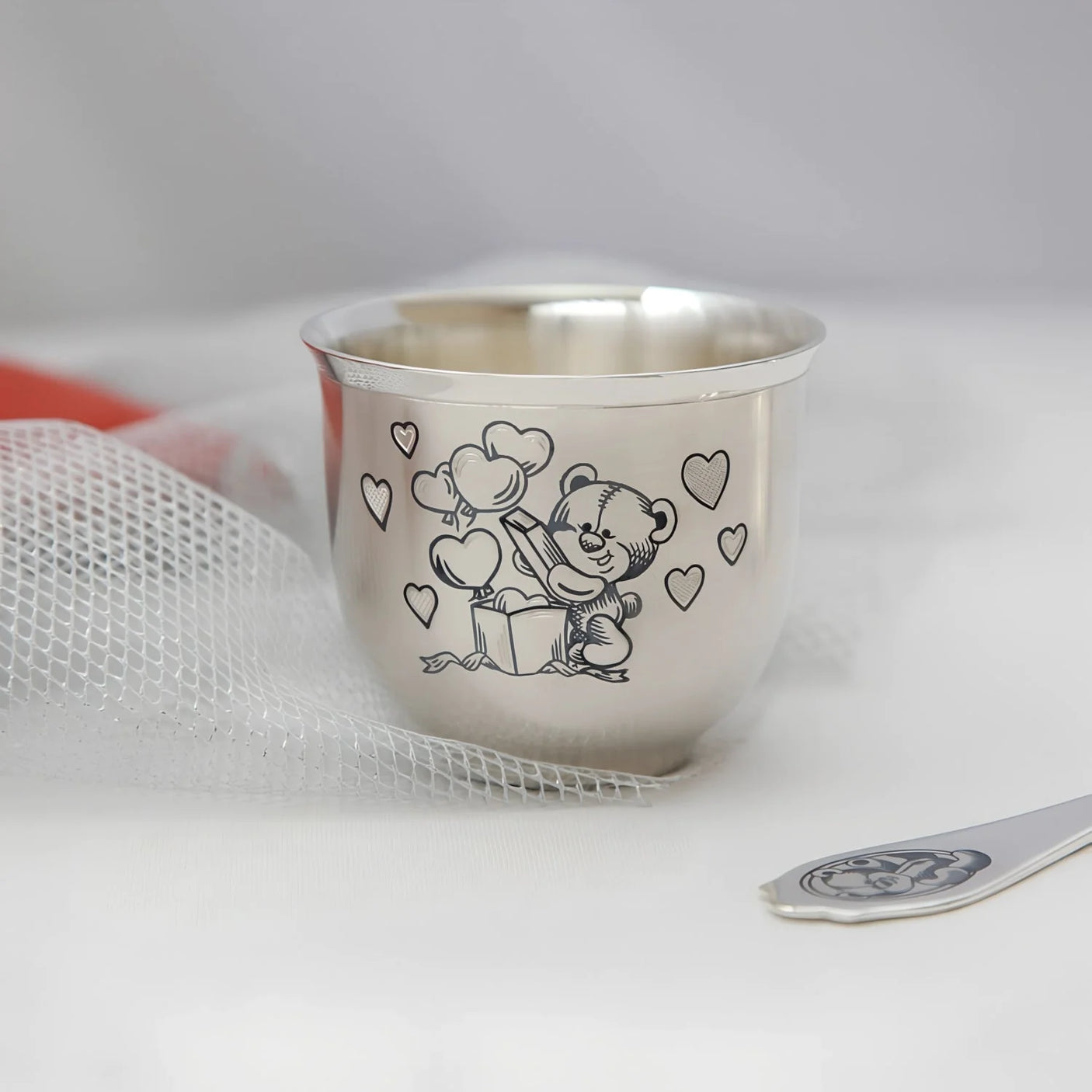 Kinderbecher 925 Silber Niello — Silberbecher mit Teddybär, Geschenk und Herzen in dunklem Niello, Geschenk zur Taufe