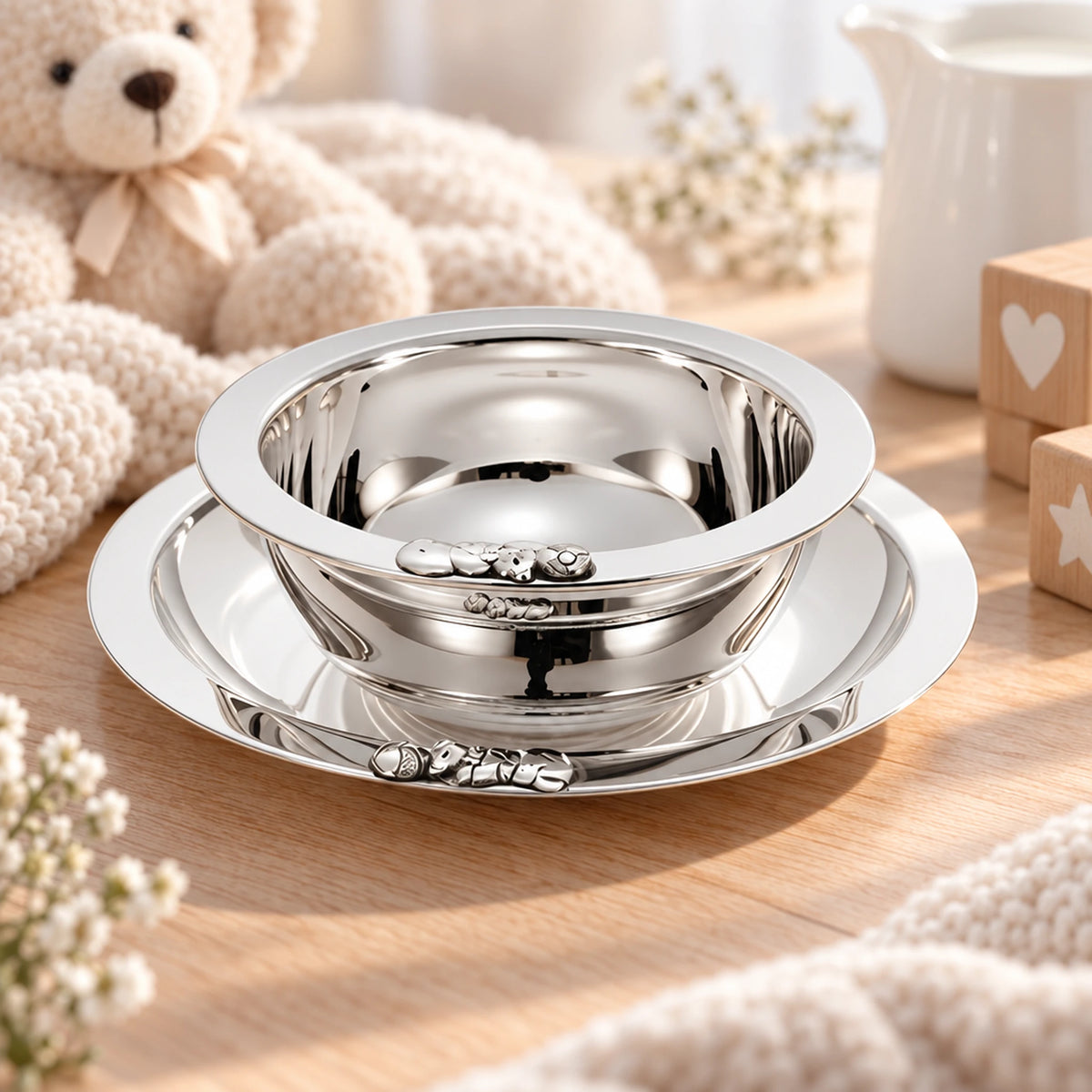 Kindergeschirr-Set 925 Silber Bär mit Ball, Schale und Teller — Lifestyle-Setting, Geschenk zur Geburt
