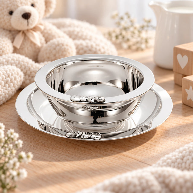 Kindergeschirr-Set 925 Silber Bär mit Ball, Schale und Teller — Lifestyle-Setting, Geschenk zur Geburt
