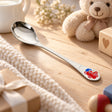 Kinderlöffel 925 Silber mit Emaille-Bär in Rot und Blau — Lifestyle-Setting in Cremetönen, Geschenk zur Geburt und Taufe
