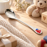 Kinderlöffel 925 Silber mit Emaille-Bär in Rot und Blau — Lifestyle-Setting in Cremetönen, Geschenk zur Geburt und Taufe