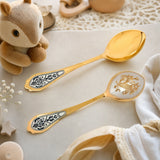 Kinder-Dessertlöffel 925 Silber vergoldet mit Eichhörnchen-Motiv — Lifestyle-Setting, Geschenk zur Geburt