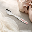 Kinderlöffel 925 Silber mit Emaille-Ballerina — auf Leinen neben rosa Ballettschuhen und Tüll — Lifestyle
