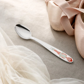 Kinderlöffel 925 Silber mit Emaille-Ballerina — auf Leinen neben rosa Ballettschuhen und Tüll — Lifestyle