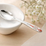 Kinderlöffel 925 Silber mit Emaille-Ballerina — Nahaufnahme am Rand einer weißen Porzellanschale — Lifestyle
