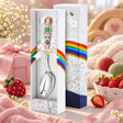 Kinderlöffel 925 Silber Erdbeermädchen in der Geschenkbox, mit Erdbeeren und Schleierkraut auf rosa Decke