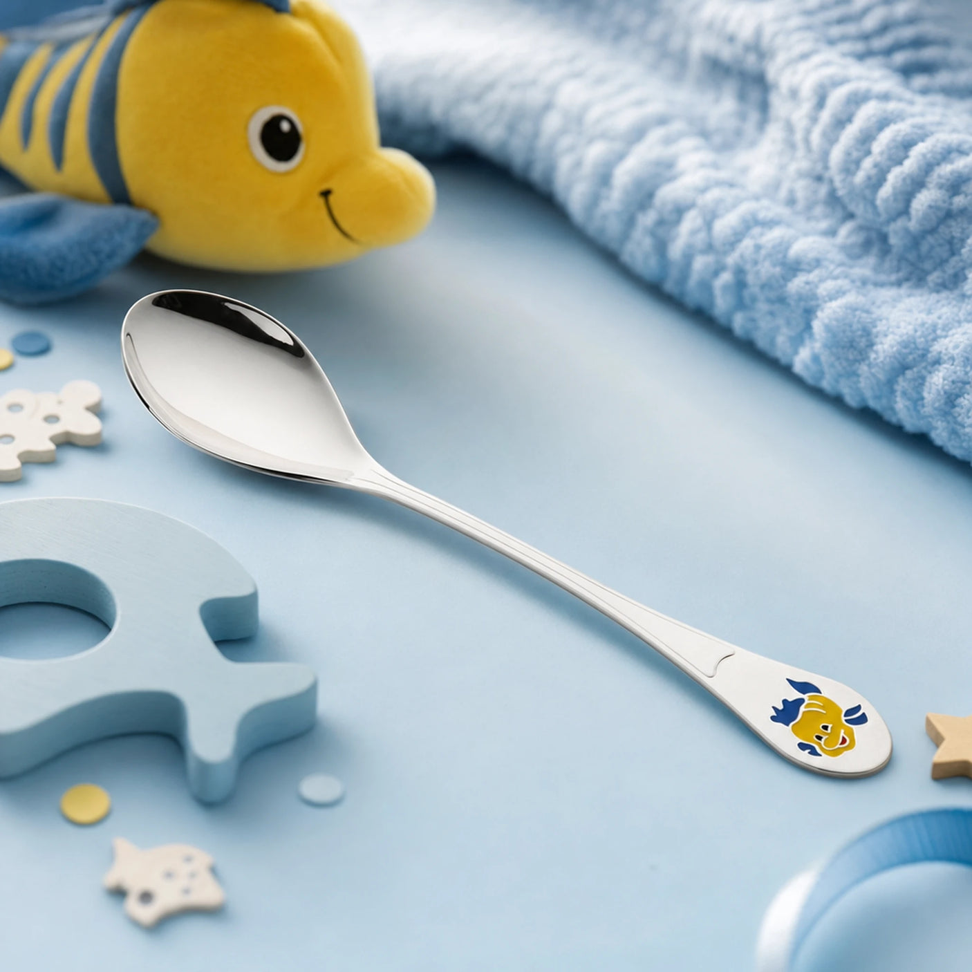 Kinderlöffel 925 Silber mit Fisch-Motiv — Lifestyle-Setting, Geschenk zur Geburt