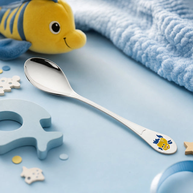 Kinderlöffel 925 Silber mit Fisch-Motiv — Lifestyle-Setting, Geschenk zur Geburt