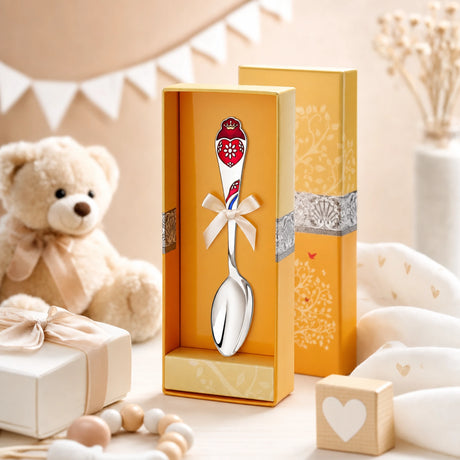 Kinderlöffel 925 Silber mit Herz-Motiv — Lifestyle-Setting, liebevolles Geschenk zur Geburt