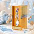 Kinderlöffel 925 Silber mit Flieger-Motiv — Lifestyle-Setting, Geschenk zur Geburt für Jungen
