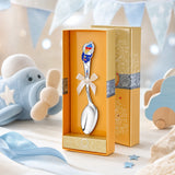 Kinderlöffel 925 Silber mit Flieger-Motiv — Lifestyle-Setting, Geschenk zur Geburt für Jungen