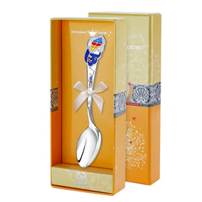 Kinderlöffel aus 925 Silber mit einem Junge mit Flieger aus bunter Emaille in gelber Geschenkverpackung, mit Gravur-Option.