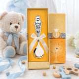 Kinderlöffel 925 Silber Junge — Lifestyle in goldgelber Geschenkbox mit Teddybär und blauen Props