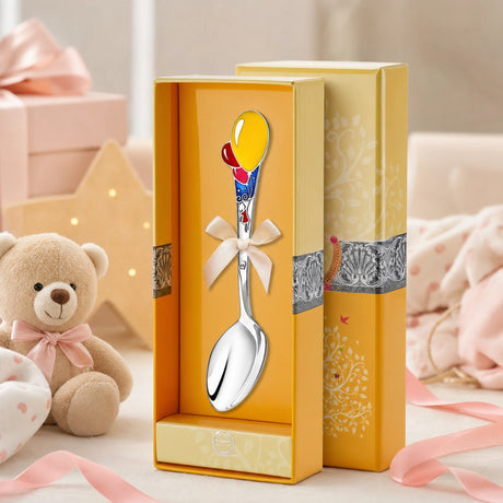 Kinderlöffel 925 Silber mit Mädchen- und Luftballon-Motiv — Lifestyle-Setting, Geschenk zur Geburt für Mädchen