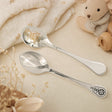 Kinderlöffel 925 Silber vergoldet mit Mäuschen-Motiv — Lifestyle-Setting, Geschenk zur Geburt