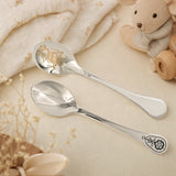 Kinderlöffel 925 Silber vergoldet mit Mäuschen-Motiv — Lifestyle-Setting, Geschenk zur Geburt