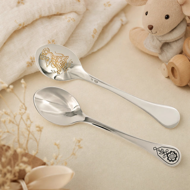 Kinderlöffel 925 Silber vergoldet mit Mäuschen-Motiv — Lifestyle-Setting, Geschenk zur Geburt