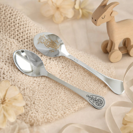 Kinderlöffel 925 Silber mit vergoldetem Niello-Bock-Motiv — Lifestyle-Setting, Geschenk zur Geburt