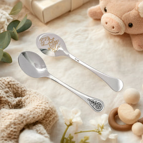 Kinderlöffel 925 Silber mit vergoldetem Niello-Ferkel-Motiv — Lifestyle-Setting, Geschenk zur Geburt