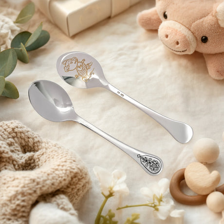 Kinderlöffel 925 Silber mit vergoldetem Niello-Ferkel-Motiv — Lifestyle-Setting, Geschenk zur Geburt