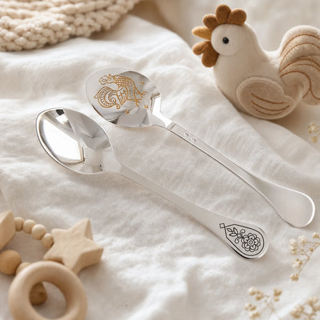 Kinderlöffel 925 Silber mit vergoldetem Niello-Hahn-Motiv — Lifestyle-Setting, Geschenk zur Geburt