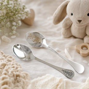 Kinderlöffel 925 Silber mit vergoldetem Niello-Hasen-Motiv — Lifestyle-Setting, Geschenk zur Geburt
