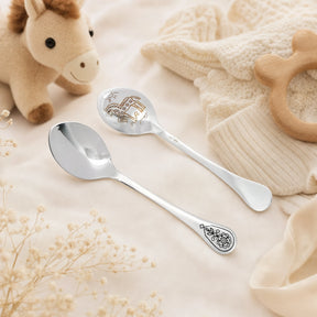 Kinderlöffel 925 Silber mit vergoldetem Niello-Pferd-Motiv — Lifestyle-Setting, Geschenk zur Geburt