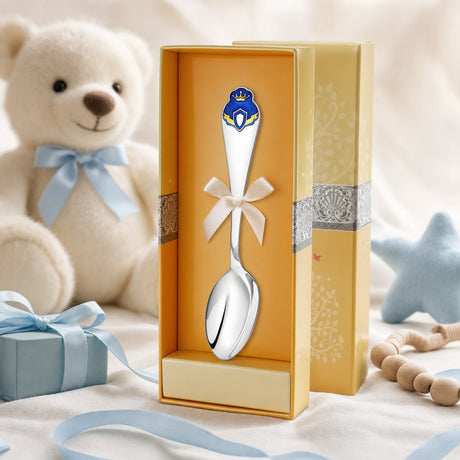Kinderlöffel 925 Silber mit Prinz-Motiv in Emaille — Lifestyle-Setting, Geschenk zur Geburt für Jungen